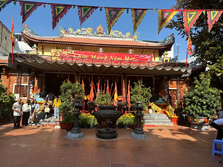 Người dân TP Hồ Chí Minh nô nức dự khai hội Đền Đức thánh Trần Hưng Đạo - Ảnh 8. Người dân TP Hồ Chí Minh nô nức dự khai hội Đền Đức thánh Trần Hưng Đạo - Ảnh 8.