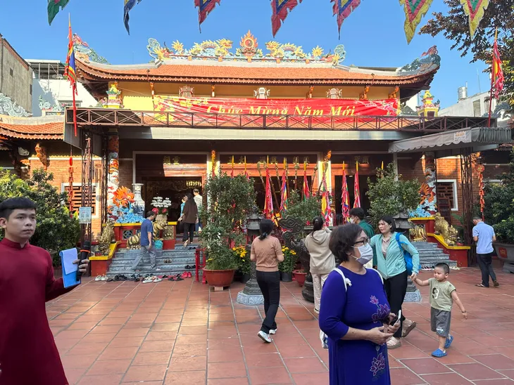 Người dân TP Hồ Chí Minh nô nức dự khai hội Đền Đức thánh Trần Hưng Đạo - Ảnh 11. Người dân TP Hồ Chí Minh nô nức dự khai hội Đền Đức thánh Trần Hưng Đạo - Ảnh 11.