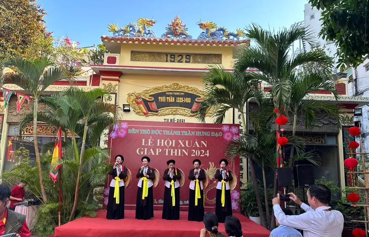 Người dân TP Hồ Chí Minh nô nức dự khai hội Đền Đức thánh Trần Hưng Đạo - Ảnh 5. Người dân TP Hồ Chí Minh nô nức dự khai hội Đền Đức thánh Trần Hưng Đạo - Ảnh 5.