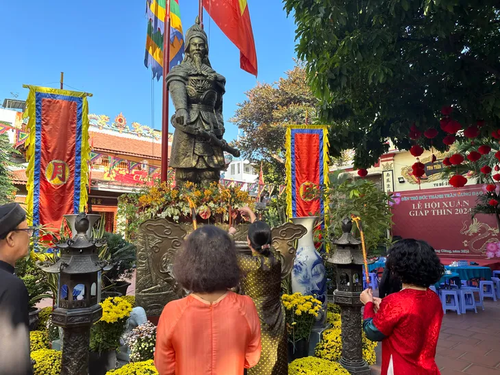 Người dân TP Hồ Chí Minh nô nức dự khai hội Đền Đức thánh Trần Hưng Đạo - Ảnh 4. Người dân TP Hồ Chí Minh nô nức dự khai hội Đền Đức thánh Trần Hưng Đạo - Ảnh 4.