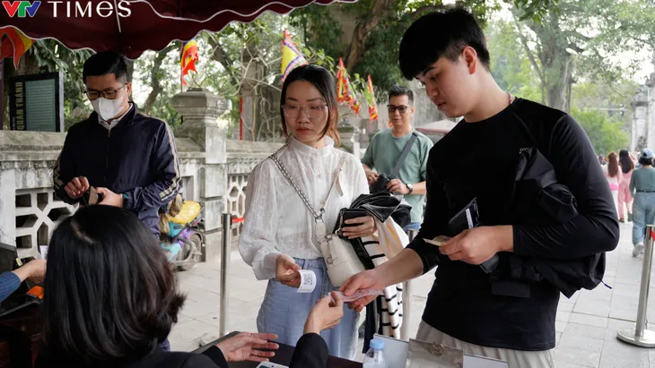 Ý kiến của người dân xung quanh việc bán vé tham quan đền Quán Thánh - Ảnh 4. Ý kiến của người dân xung quanh việc bán vé tham quan đền Quán Thánh - Ảnh 4.