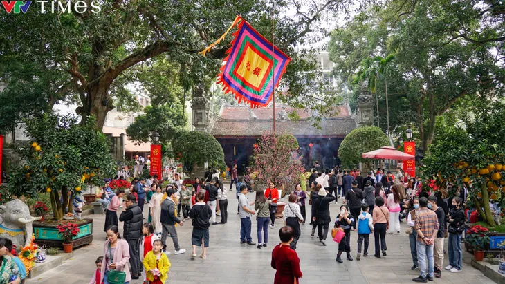 Ý kiến của người dân xung quanh việc bán vé tham quan đền Quán Thánh - Ảnh 1. Ý kiến của người dân xung quanh việc bán vé tham quan đền Quán Thánh - Ảnh 1.