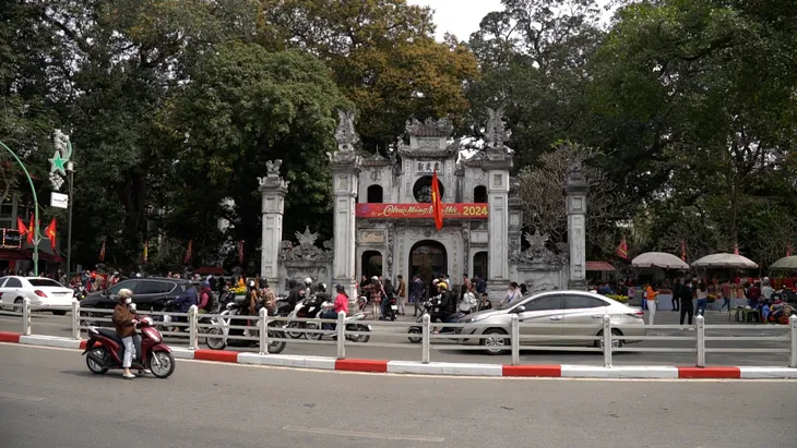 Ý kiến của người dân xung quanh việc bán vé tham quan đền Quán Thánh - Ảnh 5. Ý kiến của người dân xung quanh việc bán vé tham quan đền Quán Thánh - Ảnh 5.
