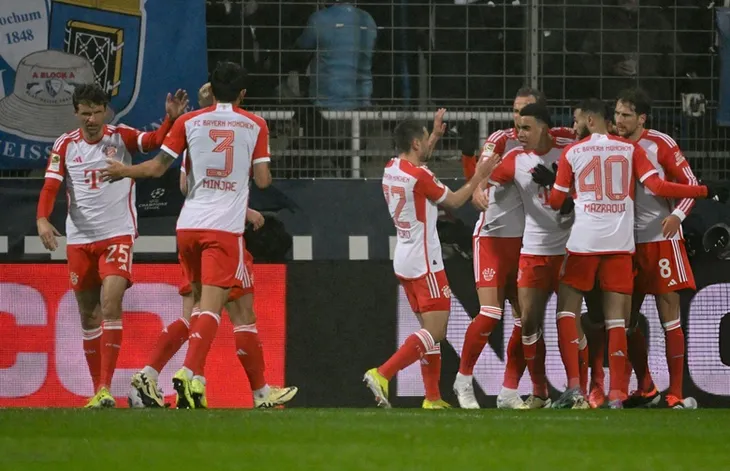 Bayern Munich thất bại trước Bochum, bị Leverkusen bỏ xa 8 điểm - Ảnh 1. Bayern Munich thất bại trước Bochum, bị Leverkusen bỏ xa 8 điểm - Ảnh 1.
