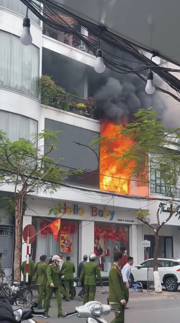 Hải Phòng: Kịp thời dập tắt đám cháy tại căn nhà 5 tầng - Ảnh 1. Hải Phòng: Kịp thời dập tắt đám cháy tại căn nhà 5 tầng - Ảnh 1.