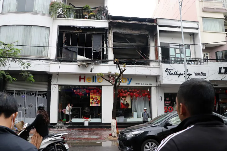 Hải Phòng: Kịp thời dập tắt đám cháy tại căn nhà 5 tầng - Ảnh 2. Hải Phòng: Kịp thời dập tắt đám cháy tại căn nhà 5 tầng - Ảnh 2.