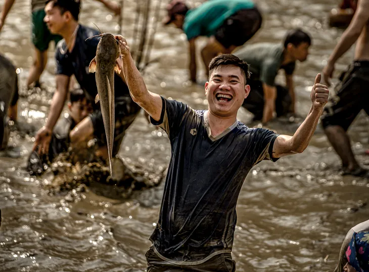 Độc đáo Lễ hội bắt cá bằng tay không mừng năm mới ở Tuyên Quang - Ảnh 8. Độc đáo Lễ hội bắt cá bằng tay không mừng năm mới ở Tuyên Quang - Ảnh 8.