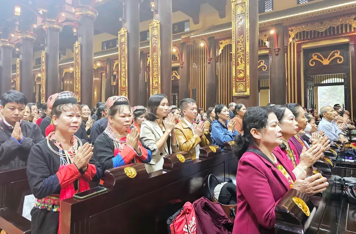 Hàng vạn du khách tham dự khai hội Xuân Yên Tử năm 2024 - Ảnh 3. Hàng vạn du khách tham dự khai hội Xuân Yên Tử năm 2024 - Ảnh 3.