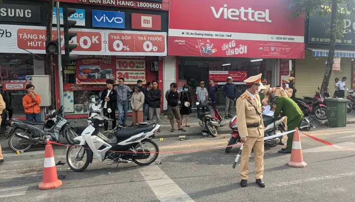 Tài xế taxi buồn ngủ đâm hàng loạt xe máy chờ đèn đỏ, 5 người nhập viện - Ảnh 2. Tài xế taxi buồn ngủ đâm hàng loạt xe máy chờ đèn đỏ, 5 người nhập viện - Ảnh 2.