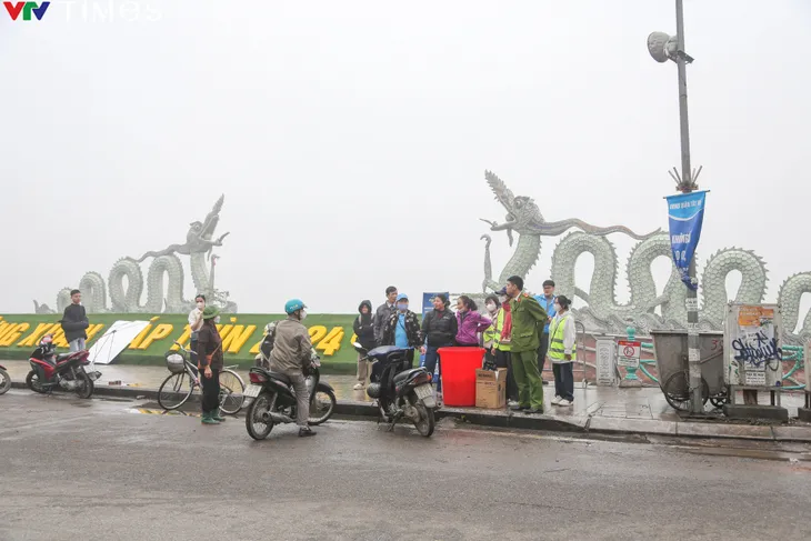 Hà Nội: Công an giúp dân phóng sinh cá chép tại sông Hồng - Ảnh 4.