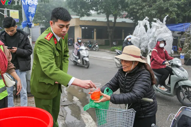 Hà Nội: Công an giúp dân phóng sinh cá chép tại sông Hồng - Ảnh 5.