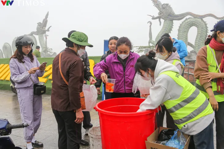 Hà Nội: Công an giúp dân phóng sinh cá chép tại sông Hồng - Ảnh 1.