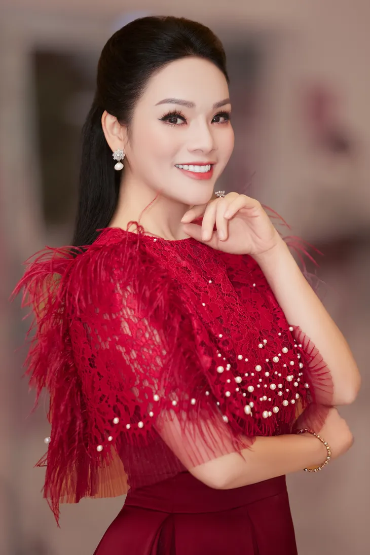 Tân Nhàn ra album sau 2 năm mất giọng hát - Ảnh 1. Tân Nhàn ra album sau 2 năm mất giọng hát - Ảnh 1.