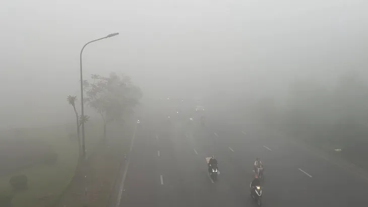 Người đi đường lạc lối giữa lớp sương mờ ảo, trắng xóa của Hà Nội - Ảnh 4.