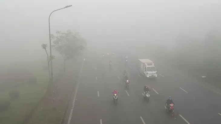 Người đi đường lạc lối giữa lớp sương mờ ảo, trắng xóa của Hà Nội - Ảnh 5.
