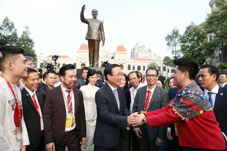 Chủ tịch nước Võ Văn Thưởng và Phu nhân cùng các kiều bào dâng hương, thả cá tại Bến Nhà Rồng - Ảnh 3. Chủ tịch nước Võ Văn Thưởng và Phu nhân cùng các kiều bào dâng hương, thả cá tại Bến Nhà Rồng - Ảnh 3.