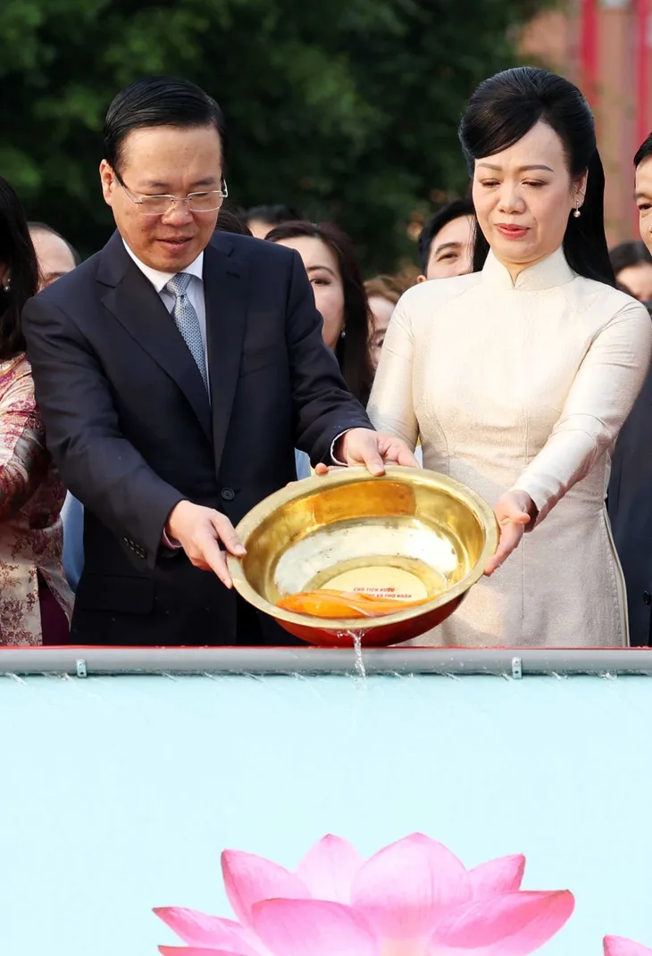 Chủ tịch nước Võ Văn Thưởng và Phu nhân cùng các kiều bào dâng hương, thả cá tại Bến Nhà Rồng - Ảnh 2. Chủ tịch nước Võ Văn Thưởng và Phu nhân cùng các kiều bào dâng hương, thả cá tại Bến Nhà Rồng - Ảnh 2.