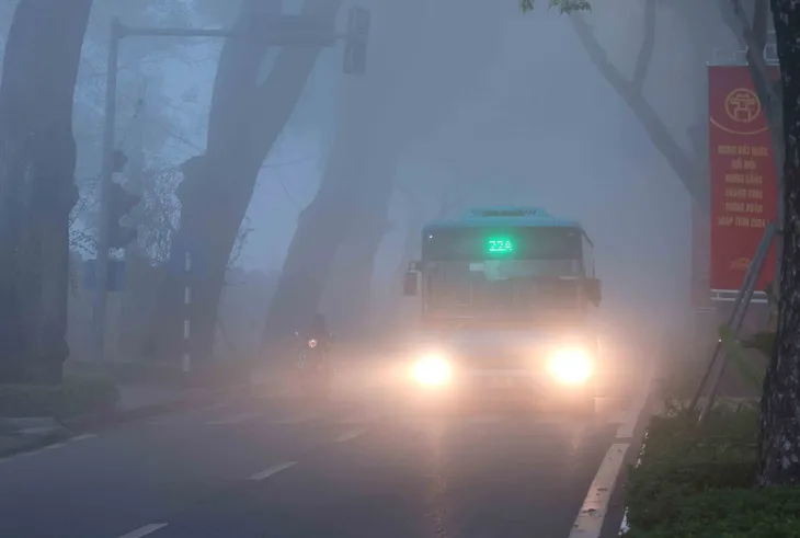Vì sao Hà Nội mù mịt trong sương dày đặc? - Ảnh 4. Vì sao Hà Nội mù mịt trong sương dày đặc? - Ảnh 4.