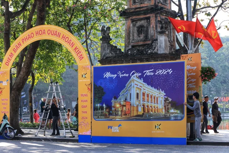 Hà Nội trang hoàng rực rỡ cờ hoa đón chào năm mới - Ảnh 7.