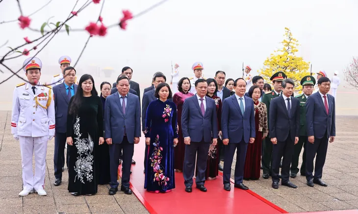 Lãnh đạo Đảng, Nhà nước vào Lăng viếng Chủ tịch Hồ Chí Minh nhân kỷ niệm 94 năm Ngày thành lập Đảng - Ảnh 4.