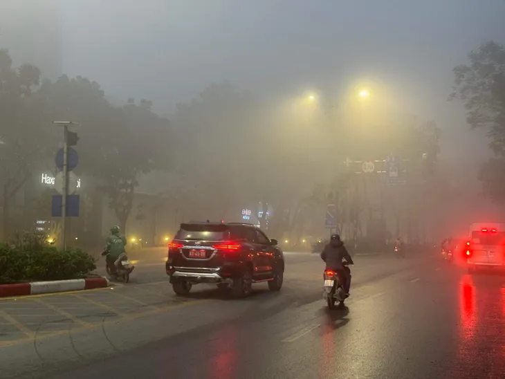 Vì sao Hà Nội mù mịt trong sương dày đặc? - Ảnh 10. Vì sao Hà Nội mù mịt trong sương dày đặc? - Ảnh 10.