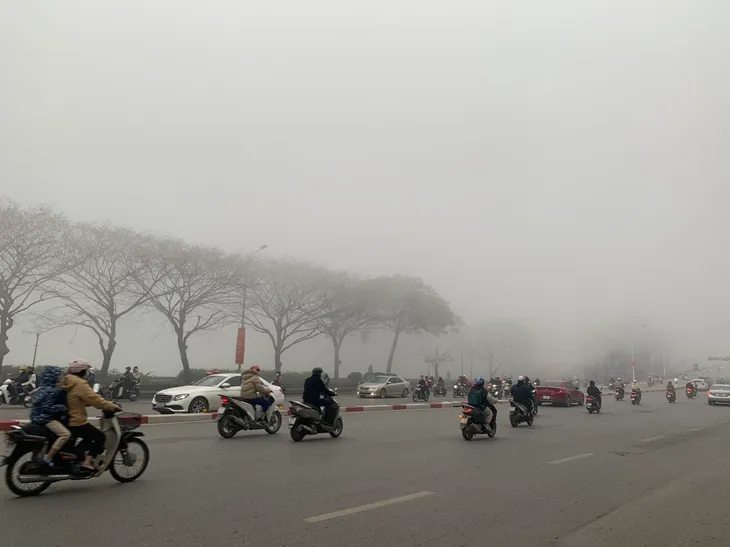 Vì sao Hà Nội mù mịt trong sương dày đặc? - Ảnh 1. Vì sao Hà Nội mù mịt trong sương dày đặc? - Ảnh 1.