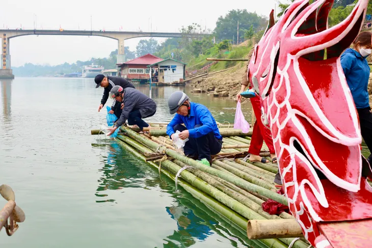 Tuyên Quang: Thả cá không thả túi ni lông - Ảnh 2.