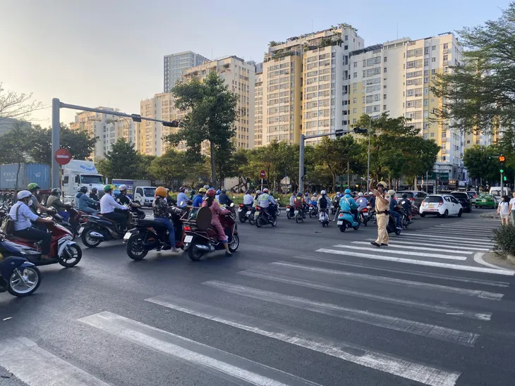 TP Hồ Chí Minh: Tình trạng giao thông sau khi đóng nút giao Nguyễn Văn Linh - Nguyễn Hữu Thọ như thế nào? - Ảnh 6.