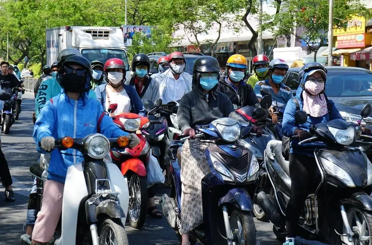 Nắng nóng gay gắt ở Nam Bộ, nhiệt độ lên đến 37 độ C - Ảnh 1. Nắng nóng gay gắt ở Nam Bộ, nhiệt độ lên đến 37 độ C - Ảnh 1.