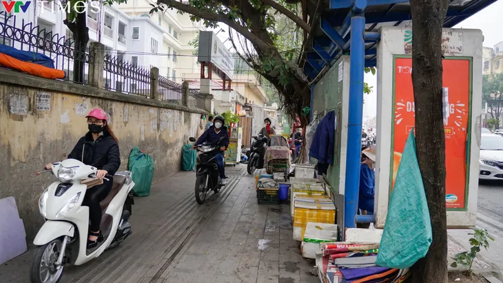 Sương mù nhẹ bao phủ bầu trời thủ đô Hà Nội - Ảnh 6.