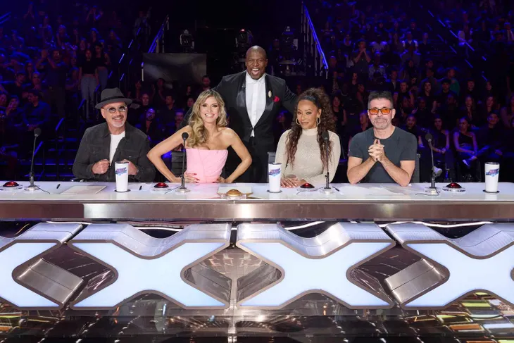Tiết mục chồng đầu làm nên lịch sử tại Americas Got Talent: Fantasy League - Ảnh 1. Tiết mục chồng đầu làm nên lịch sử tại Americas Got Talent: Fantasy League - Ảnh 1.