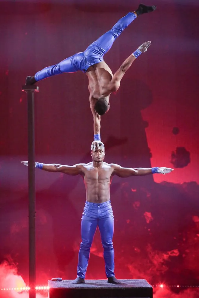 Tiết mục chồng đầu làm nên lịch sử tại Americas Got Talent: Fantasy League - Ảnh 2. Tiết mục chồng đầu làm nên lịch sử tại Americas Got Talent: Fantasy League - Ảnh 2.