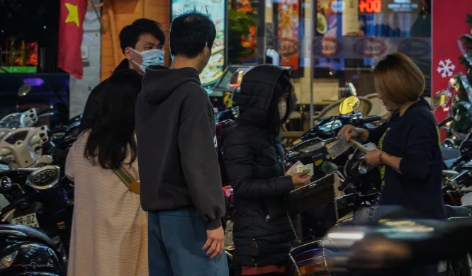 Hà Nội: Bãi giữ xe thu giá trên trời, nhiều chủ xe tặc lưỡi chấp nhận - Ảnh 1. Hà Nội: Bãi giữ xe thu giá trên trời, nhiều chủ xe tặc lưỡi chấp nhận - Ảnh 1.