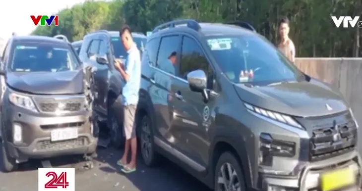 Nguy hiểm rình rập trên các tuyến cao tốc - Ảnh 1. Nguy hiểm rình rập trên các tuyến cao tốc - Ảnh 1.