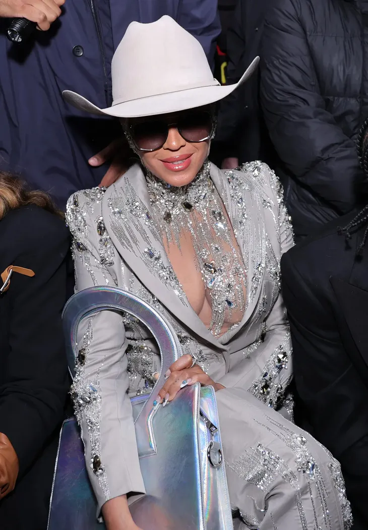 Beyoncé trở thành nữ ca sĩ da màu đầu tiên đứng đầu Billboard - Ảnh 1. Beyoncé trở thành nữ ca sĩ da màu đầu tiên đứng đầu Billboard - Ảnh 1.