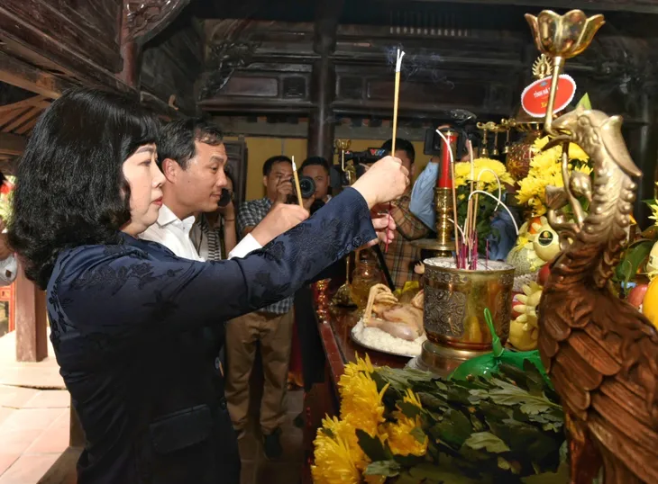 Sôi nổi giải đua thuyền, chạy việt dã tại Lễ hội Hải Thượng Lãn Ông 2024 - Ảnh 1. Sôi nổi giải đua thuyền, chạy việt dã tại Lễ hội Hải Thượng Lãn Ông 2024 - Ảnh 1.