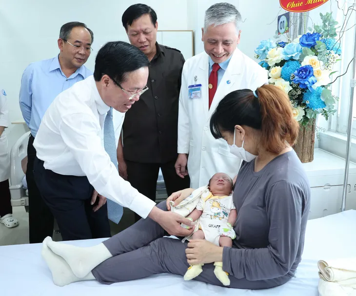 Chủ tịch nước Võ Văn Thưởng thăm, động viên y, bác sĩ Bệnh viện Nhi đồng 1 - Ảnh 1. Chủ tịch nước Võ Văn Thưởng thăm, động viên y, bác sĩ Bệnh viện Nhi đồng 1 - Ảnh 1.
