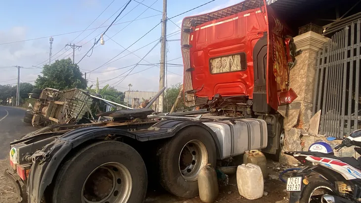 Bà Rịa - Vũng Tàu: Xe đầu kéo chở sắt quật ngã cột điện, tông sập cổng nhà dân rồi lật ngửa - Ảnh 3. Bà Rịa - Vũng Tàu: Xe đầu kéo chở sắt quật ngã cột điện, tông sập cổng nhà dân rồi lật ngửa - Ảnh 3.