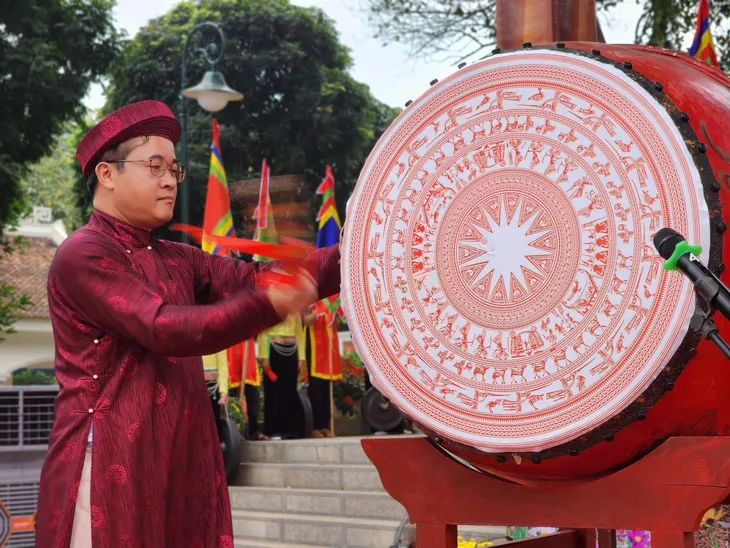 Du khách thập phương tham gia Lễ hội Tản Viên Sơn Thánh - Ảnh 3. Du khách thập phương tham gia Lễ hội Tản Viên Sơn Thánh - Ảnh 3.