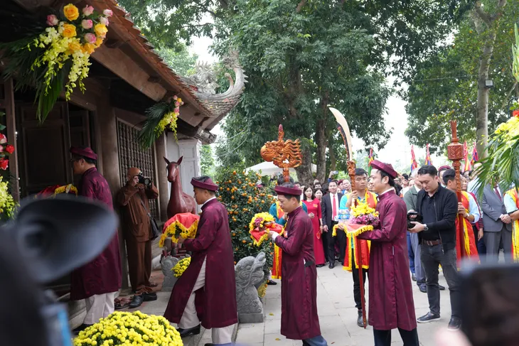 Du khách thập phương tham gia Lễ hội Tản Viên Sơn Thánh - Ảnh 6. Du khách thập phương tham gia Lễ hội Tản Viên Sơn Thánh - Ảnh 6.