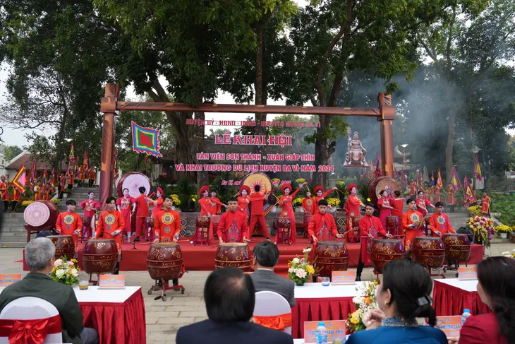 Du khách thập phương tham gia Lễ hội Tản Viên Sơn Thánh - Ảnh 8. Du khách thập phương tham gia Lễ hội Tản Viên Sơn Thánh - Ảnh 8.