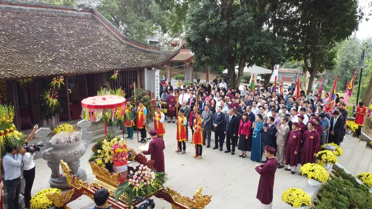 Du khách thập phương tham gia Lễ hội Tản Viên Sơn Thánh - Ảnh 10. Du khách thập phương tham gia Lễ hội Tản Viên Sơn Thánh - Ảnh 10.