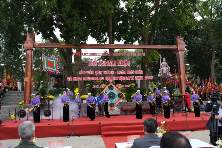 Du khách thập phương tham gia Lễ hội Tản Viên Sơn Thánh - Ảnh 9. Du khách thập phương tham gia Lễ hội Tản Viên Sơn Thánh - Ảnh 9.