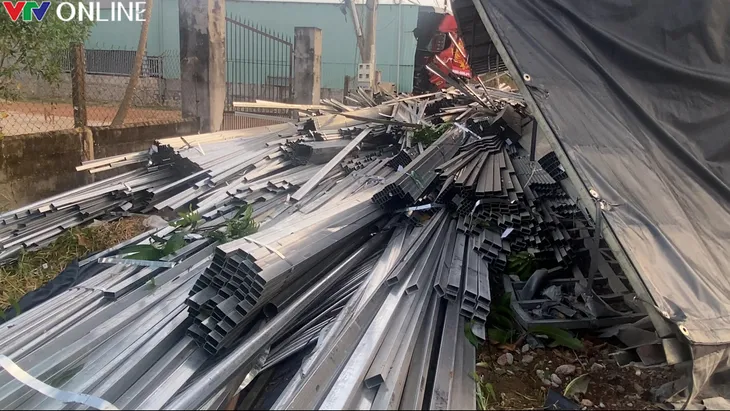 Bà Rịa - Vũng Tàu: Xe đầu kéo chở sắt quật ngã cột điện, tông sập cổng nhà dân rồi lật ngửa - Ảnh 2. Bà Rịa - Vũng Tàu: Xe đầu kéo chở sắt quật ngã cột điện, tông sập cổng nhà dân rồi lật ngửa - Ảnh 2.
