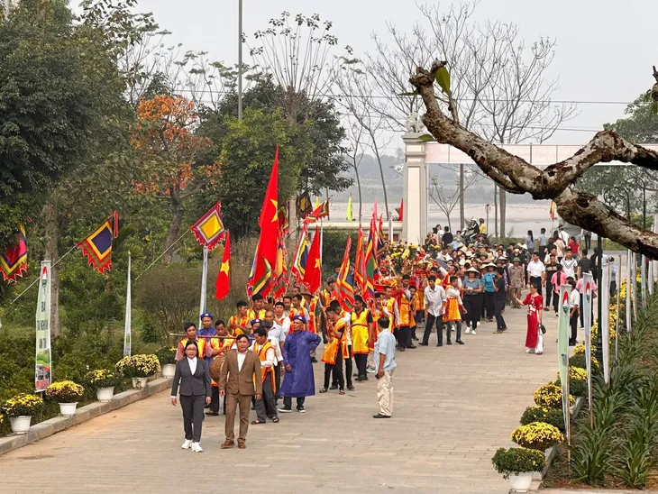 Du khách thập phương tham gia Lễ hội Tản Viên Sơn Thánh - Ảnh 1. Du khách thập phương tham gia Lễ hội Tản Viên Sơn Thánh - Ảnh 1.