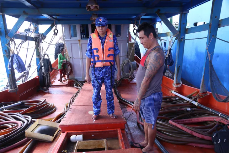 Liên tiếp bắt giữ vận chuyển dầu DO trái phép trên biển Tây Nam dịp đầu năm - Ảnh 1. Liên tiếp bắt giữ vận chuyển dầu DO trái phép trên biển Tây Nam dịp đầu năm - Ảnh 1.