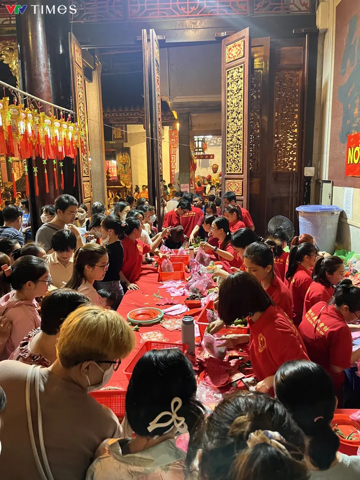Nô nức thỉnh lộc đầu năm ở ngôi chùa 200 tuổi tại TP Hồ Chí Minh - Ảnh 4. Nô nức thỉnh lộc đầu năm ở ngôi chùa 200 tuổi tại TP Hồ Chí Minh - Ảnh 4.