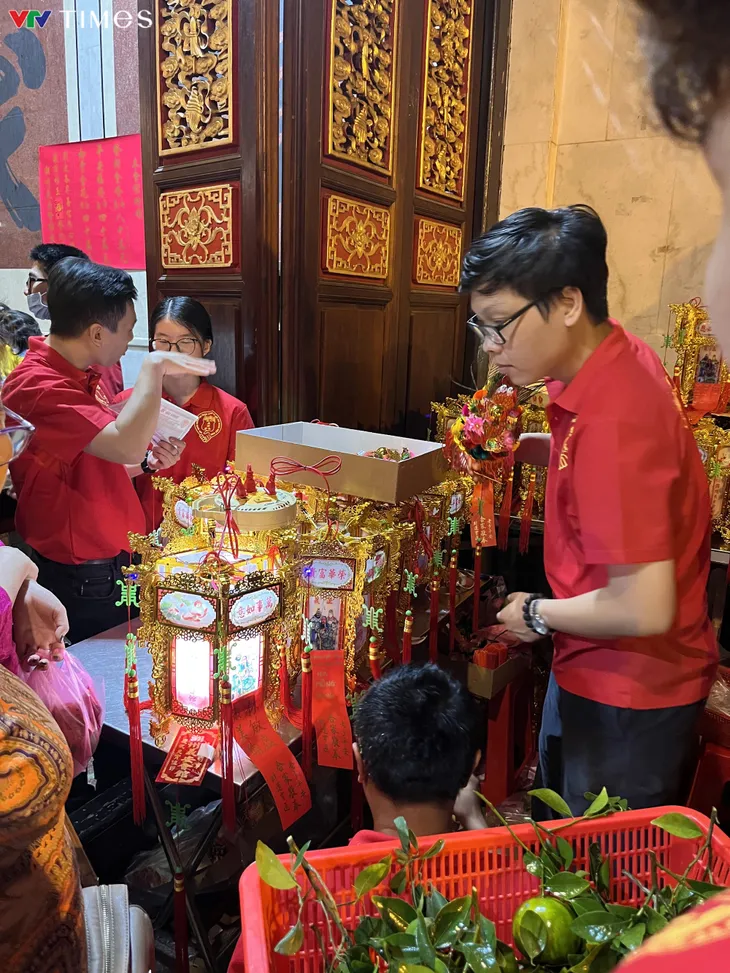 Nô nức thỉnh lộc đầu năm ở ngôi chùa 200 tuổi tại TP Hồ Chí Minh - Ảnh 5. Nô nức thỉnh lộc đầu năm ở ngôi chùa 200 tuổi tại TP Hồ Chí Minh - Ảnh 5.