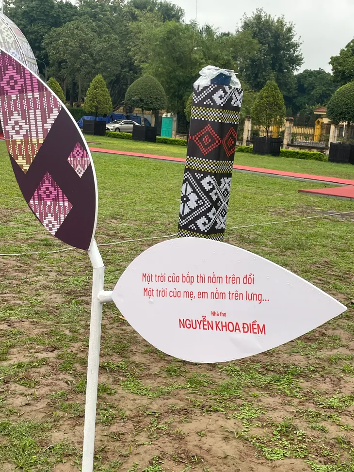 Đêm thơ Bản hòa âm đất nước: Tôn vinh tác phẩm của các nhà thơ dân tộc - Ảnh 5. Đêm thơ Bản hòa âm đất nước: Tôn vinh tác phẩm của các nhà thơ dân tộc - Ảnh 5.