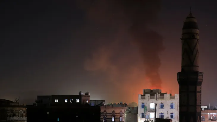 Anh, Mỹ tiếp tục tấn công lực lượng Houthi - Ảnh 1. Anh, Mỹ tiếp tục tấn công lực lượng Houthi - Ảnh 1.